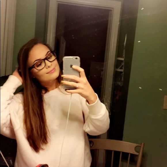 Meet your Posher, Addison - Picture 4 of 5